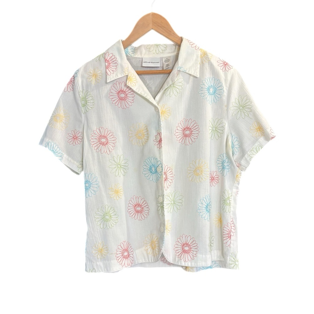 Alfred Dunner cute daisy embroidered short sleeve white button up
